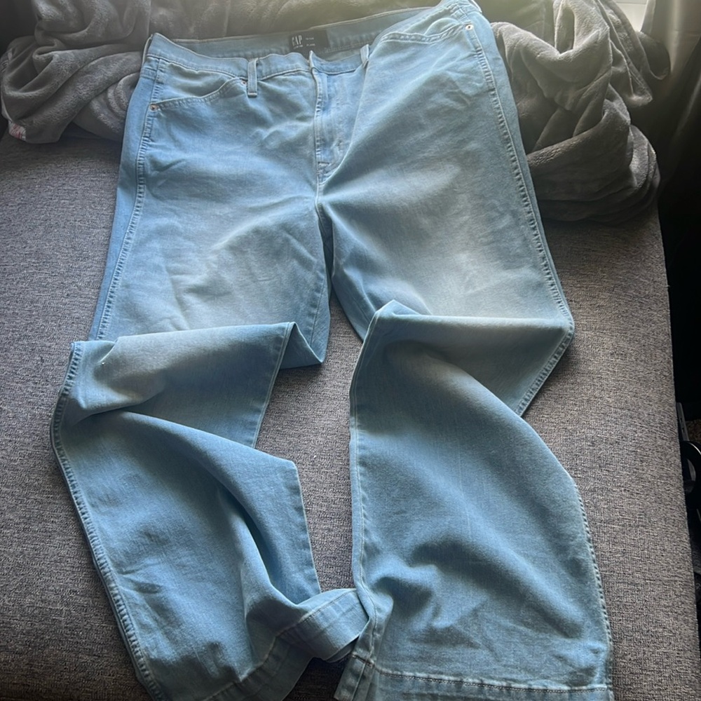 GAP Denim Size 18/32 NWOT Lightwash Flare Jeans with Silver Button Details